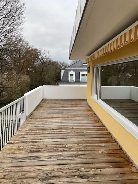 Dachterrasse - Wohnung mieten in München - 2-Zimmer-Penthousewohnung mit großer Dachterrasse und TG-Stellplatz