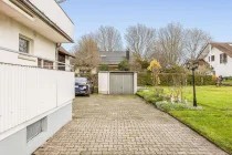 Einfahrt und Garage