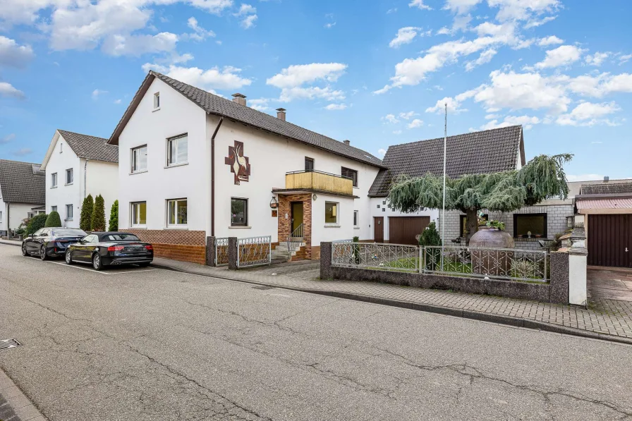 Ansicht von Straße - Haus kaufen in Bietigheim - Einmalige Gelegenheit! Viel Platz zum Entfalten für Macher in beliebter Lage von Bietigheim.