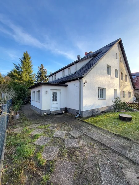 Hausansicht - Haus kaufen in Berlin - Ihr neues Glück in Lübars! Charmante Doppelhaushälfte mit viel Grün.