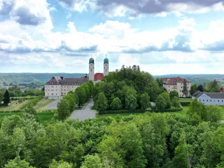 Blick zum Kloster - Wohnung kaufen in Vilshofen - Großzügige Wohnung mit herrlichem Weitblick über Vilshofen