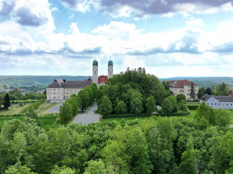 Blick zum Kloster - Wohnung kaufen in Vilshofen - Großzügige Wohnung mit herrlichem Weitblick über Vilshofen