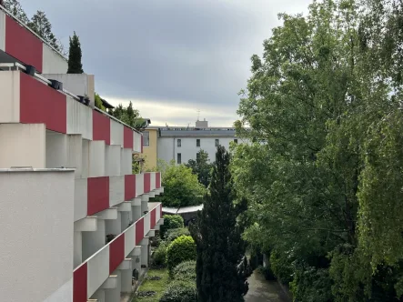 Blick vom Balkon - Wohnung kaufen in München - Hohe Rendite durch die sehr gute Vermietung einer sanierten 4-Zimmerwohnung