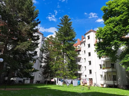 begrünter Innenhof - Wohnung kaufen in München - Urbane Idylle! 2,5-Zi.- Whg. in denkmalgeschütztem Haus - Kapitalanlage
