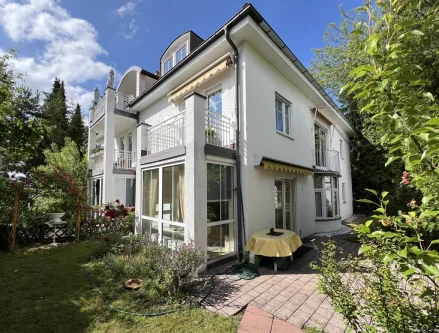 Ansicht mit Garten - Wohnung kaufen in München - Exklusive Gartenwohnung in München-Waldtrudering