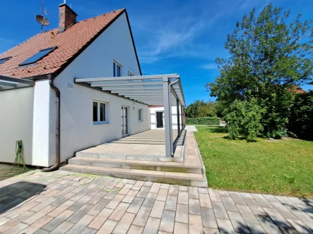 Westansicht - Haus kaufen in München - Saniertes Einfamilienhaus mit neuer Einliegerwohnung in ruhiger Südlage mit ca. 570 m²  Grundstück