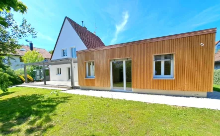 Südostansicht - Haus kaufen in München - Saniertes Einfamilienhaus mit neuer Einliegerwohnung in ruhiger Südlage mit ca. 570 m²  Grundstück