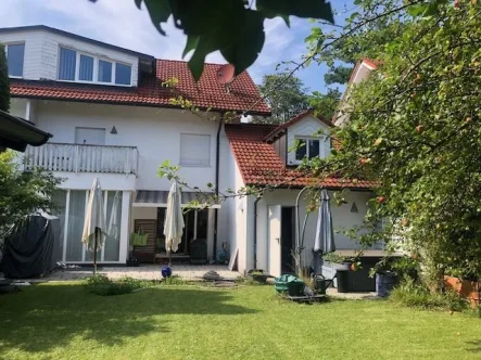 Ansicht vom eingewachsenen Garten - Haus kaufen in Ottobrunn - Ruhige, familienfreundliche Doppelhaushälfte in Ottobrunn