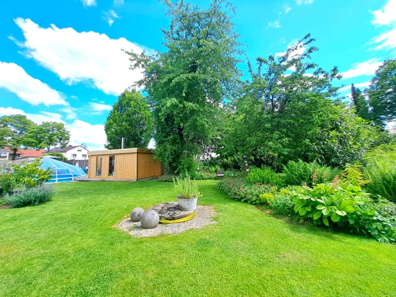 Gartenidyll - Haus kaufen in Pfeffenhausen - Mehrgenerationen Landhaus mit großem Traumgarten, Scheune, Freisitz, Pool und Sauna auf ca. 1.665 m²