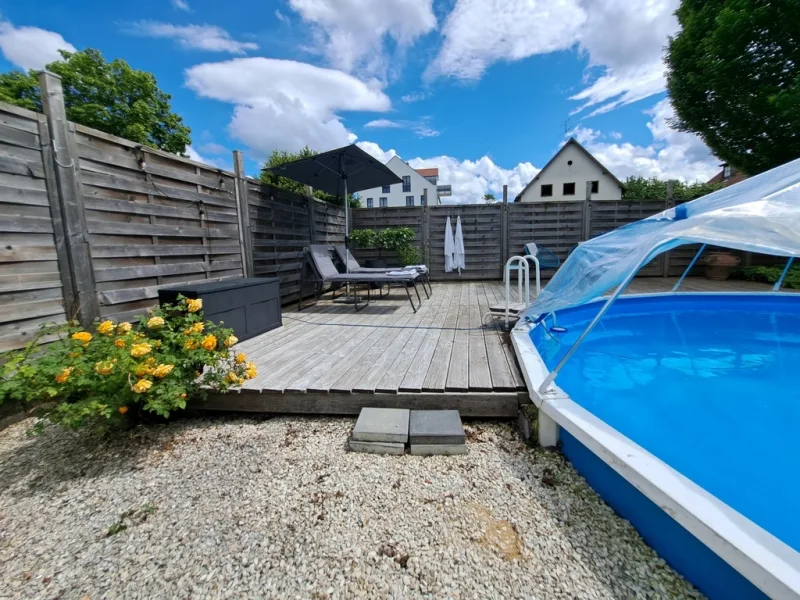 Pool mit Terrasse