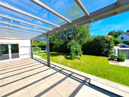 Große überdachte Terrasse - Haus kaufen in München - Saniertes Einfamilienhaus mit neuer Einliegerwohnung in ruhiger Südlage mit ca. 574 m²  Grundstück