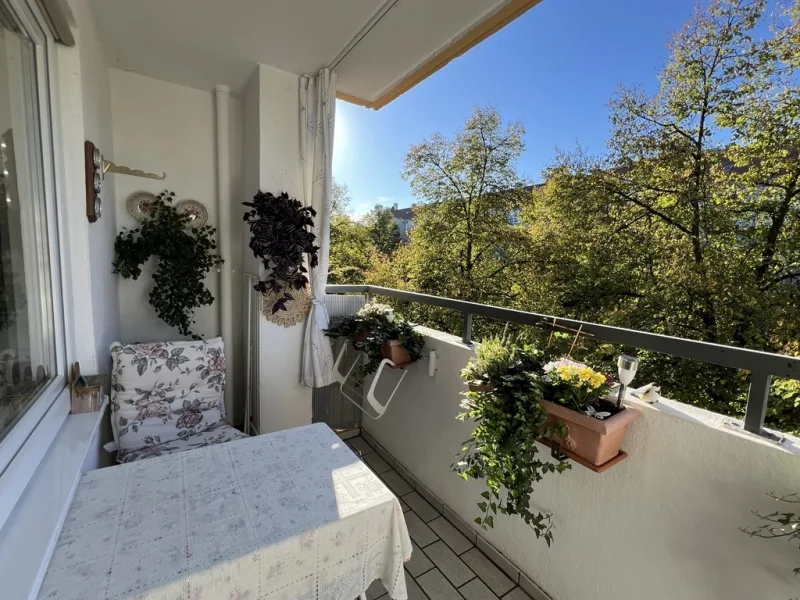 Blick von der Loggia - Wohnung kaufen in München - Sehr gepflegte 3-Zimmerwohnung in Sendling nur 2 Minuten von der U-Bahn entfernt