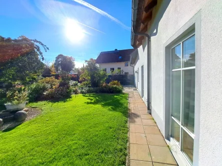 Blick nach Westen - Haus kaufen in Pfeffenhausen - Mehrgenerationenhaus mit großem Südgarten, Freisitz, Pool, Sauna, Kinoraum und Scheune