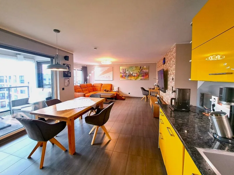 Wohn-Esszimmer - Wohnung kaufen in München-Aubing - Helle und moderne 4-Zimmer-Dachgeschoss-Wohnung mit Loggia in  Westausrichtung