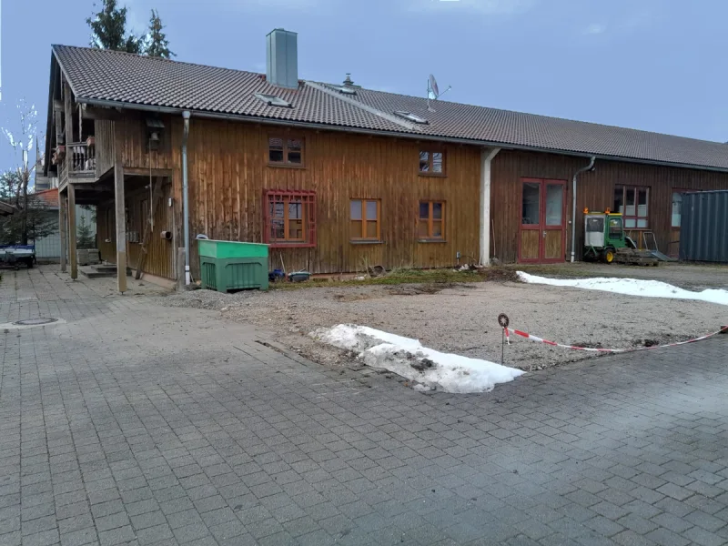 Haus - Zinshaus/Renditeobjekt kaufen in Bichl - Produktionsbetrieb auf 3490 m² großem Grundstück: viel Gewerbefläche, Büros und Betriebswohnung