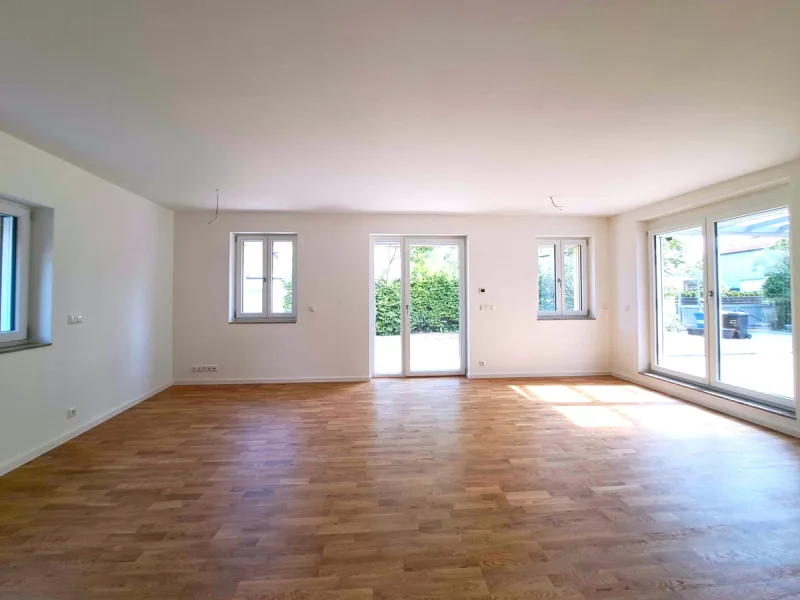 Wohnzimmer  - Haus kaufen in München - Saniertes Einfamilienhaus mit neu gebauter Einliegerwohnung in Südlage mit ca. 575 m²  Grund