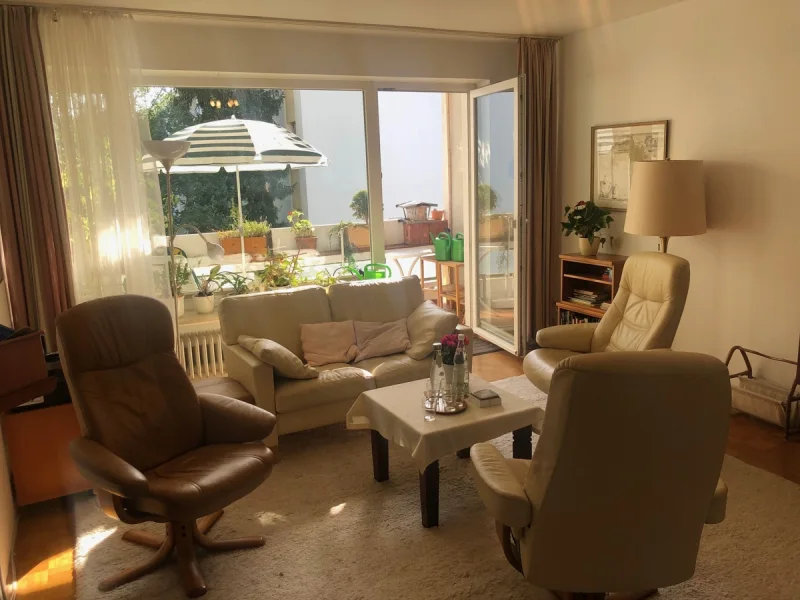 Wohnzimmer mit Blick zur Loggia - Wohnung kaufen in Krailling - Geräumige Wohnung  zwischen München und Starnberger See