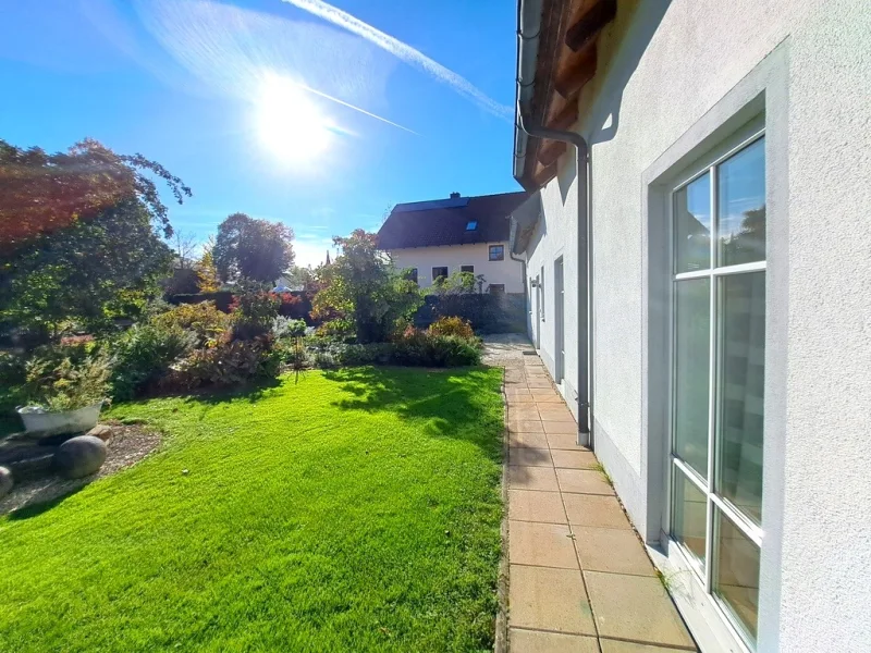 Blick nach Westen - Haus kaufen in Pfeffenhausen - Vielfältig nutzbares Haus für 1 bis 2 Familien mit sehr großem Grundstück