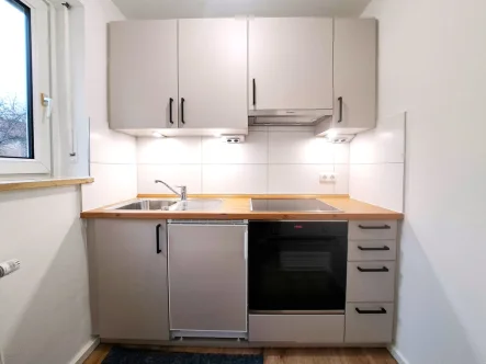Küche - Wohnung mieten in München - Renoviertes Apartment in ruhiger Lage in U-Bahn Nähe