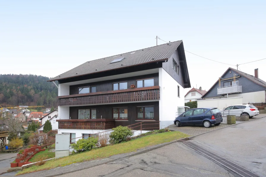 Hausansicht - Wohnung kaufen in Bad Herrenalb/Bernbach - 3,5-Zimmer-Wohnung mit Balkon inmitten der Natur