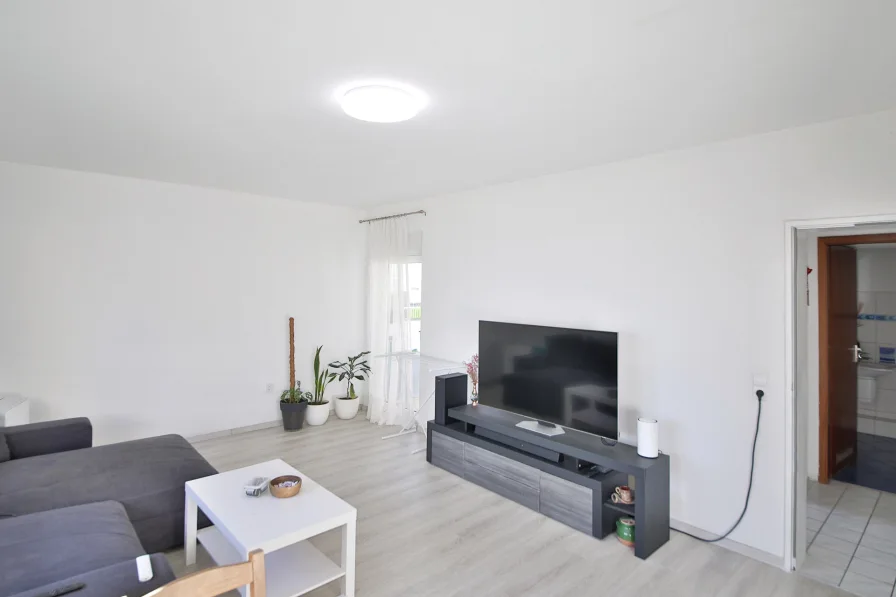 Wohnzimmer - Wohnung kaufen in Eggenstein-Leopoldshafen - Helle 3-Zimmer-Wohnung mit Balkon und StellplatzIhr neues Zuhause!