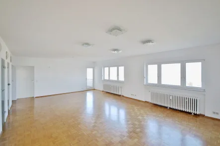 Wohnzimmer - Wohnung mieten in Karlsruhe - Lichtdurchflutete Wohnung mit drei Balkonen – Wohnen in bester Lage!