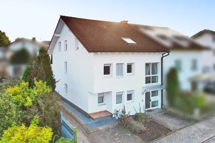 Außenansicht - Wohnung kaufen in Östringen - Provisionsfrei - Vermietete Erdgeschosswohnung mit Terrasse und Stellplatz in kleiner Wohneinheit