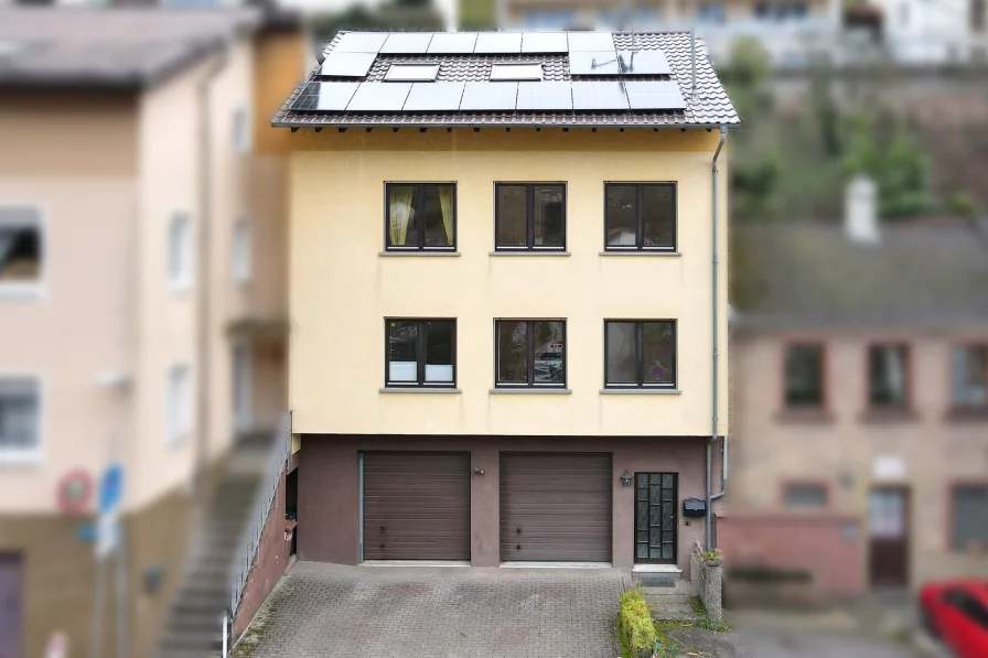 Straßenansicht - Haus kaufen in Heidelberg / Ziegelhausen - Gepflegtes Reihenmittelhaus in Hanglage mit zwei Wohneinheiten und neuer Photovoltaikanlage