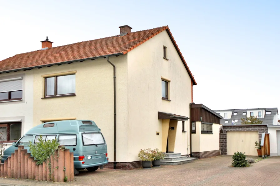 Straßenansicht - Haus kaufen in Sandhausen - Gepflegte Doppelhaushälfte mit großem Garten und Garage in ruhiger Wohnlage