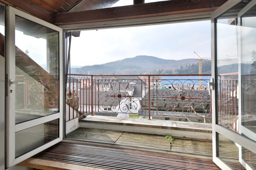 Blick aus dem Esszimmer - Wohnung kaufen in Baden-Baden - 2-Zimmer-Dachgeschosswohnung mit Aussicht auf den Fremersberg!