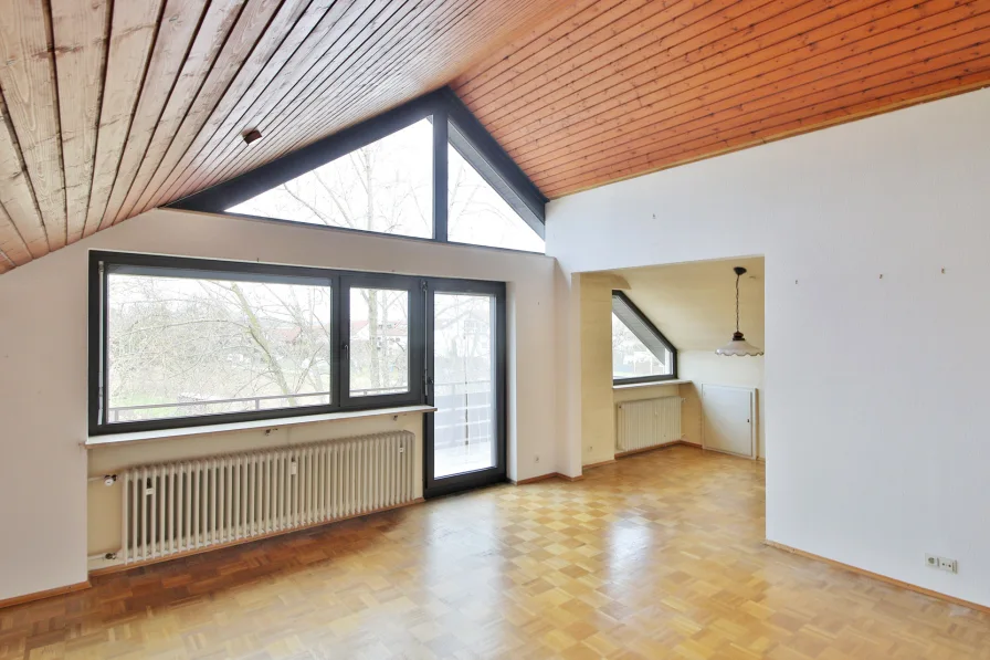 Wohn-/Essbereich - Wohnung kaufen in Baden-Baden / Haueneberstein - Helle 3-Zimmer-Dachgeschosswohnung mit Balkon - mit Aussicht ins Grüne - in Haueneberstein!