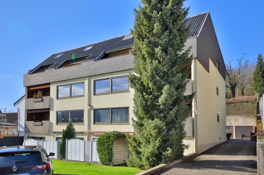 Hausansicht - Wohnung kaufen in Baden-Baden / Oos - Erstbezug nach Sanierung! Moderne hochwertige Dreizimmerwohnung mit Dachterrasse und Blick ins Grüne