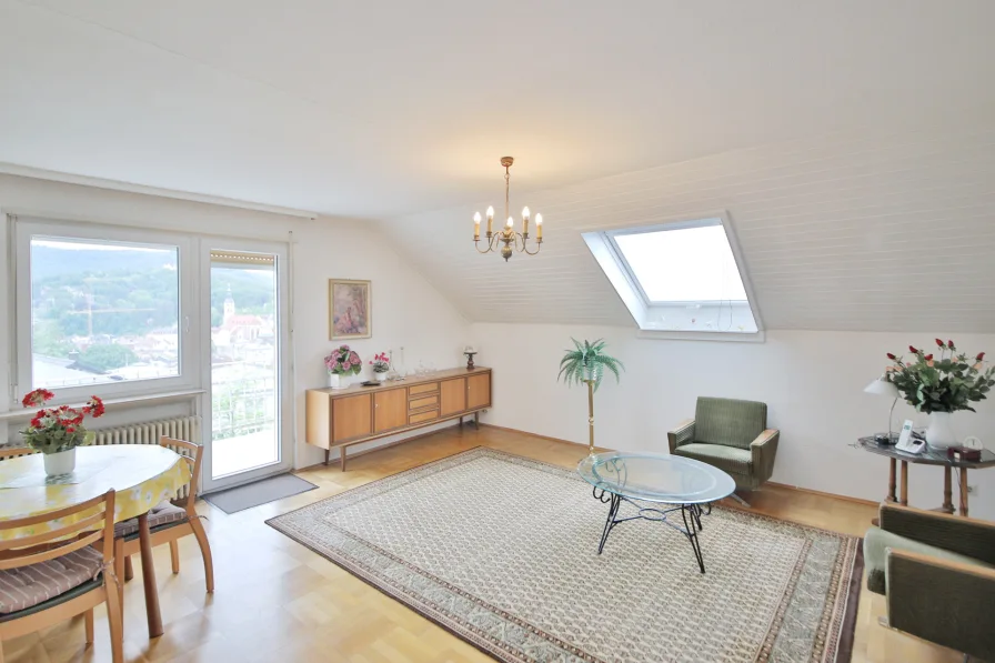 Wohnzimmer mit Balkon - Wohnung kaufen in Baden-Baden - Über den Dächern von Baden-Baden - Siebenzimmerwohnung auf dem Annaberg!