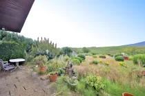 Terrasse mit Zugang in den Garten