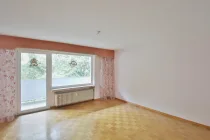 helles Wohnzimmer mit Balkon