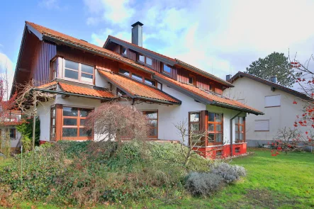 Gartenansicht - Haus kaufen in Bühl - Architektonisches Highlight mit Garten, Einliegerwohnung & Doppelgarage