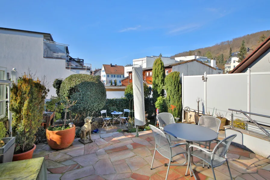 Terrasse im südländischen Stil - Haus kaufen in Baden-Baden - Charmantes Reihenmittelhaus mit stilvollem Wohnambiente und mediterranem Garten