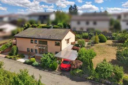 Drohne - Haus kaufen in Mühlacker - Freistehendes Einfamilienhaus mit großem Garten und Garage in ruhiger Wohnlage von Großglattbach