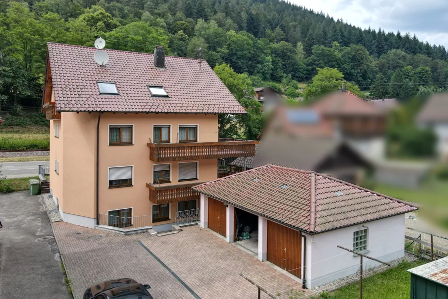 Außenansicht - Haus kaufen in Bad Wildbad/Calmbach - Mehrfamilienhaus mit 4  WE als Top-Kapitalanlage oder für Eigenutzer als Mehrgenerationenhaus