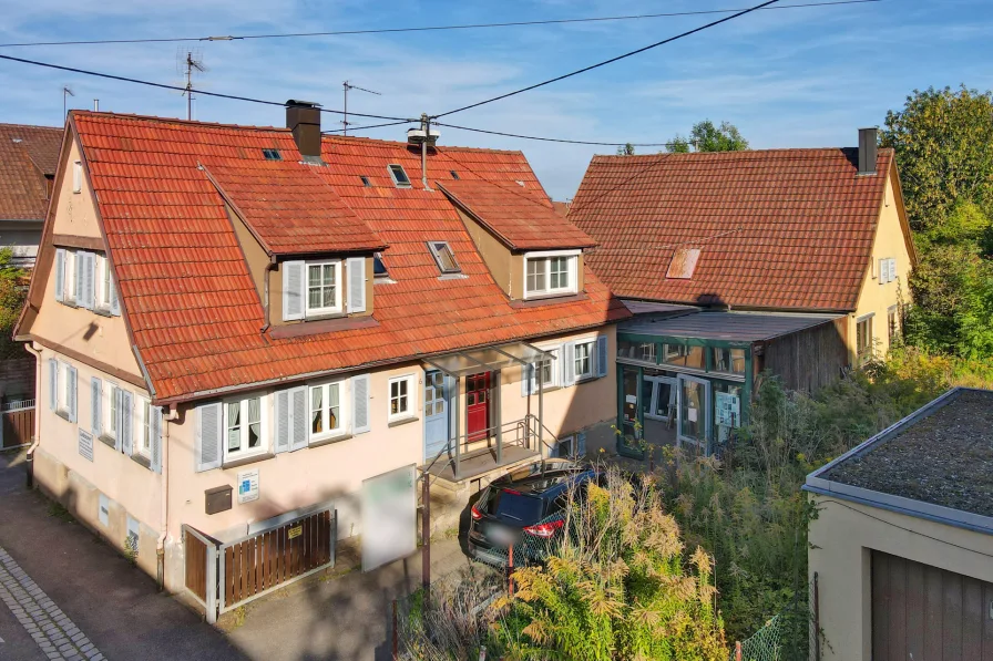 Blick in den Hof - Haus kaufen in Stuttgart / Plieningen - Exklusives Grundstück im Herzen von Plieningen! Bebaut mit einem Doppelhaus und großer Werkstatt.