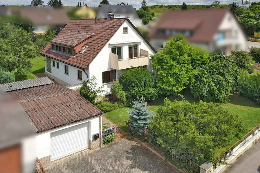 Außenansicht - Haus kaufen in Friolzheim - Zweifamilienhaus in ländlicher Lage - ein Gegenpol zum Trubel in der Stadt.