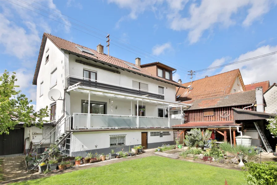 Ansicht Außenbereich - Haus kaufen in Mühlacker - Mehrfamilienhaus mit vielen Highlights in Enzberg! Großer Garten mit zusätzlichem Bauplatz!