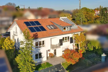 Südansicht - Wohnung kaufen in Weissach - Helle 2-Zimmerwohnung mit Südbalkon, toller Aussicht, Stellplatz und Keller