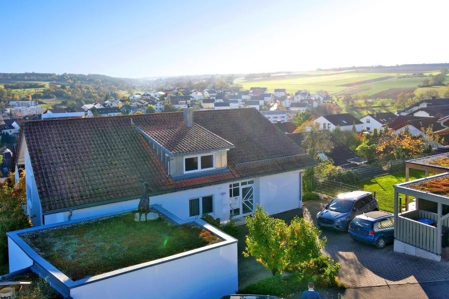 Titelbild - Wohnung kaufen in Weissach - Ruhige, charmante 2-Zimmer-Wohnung mit Südbalkon, Aussicht und Stellplatz