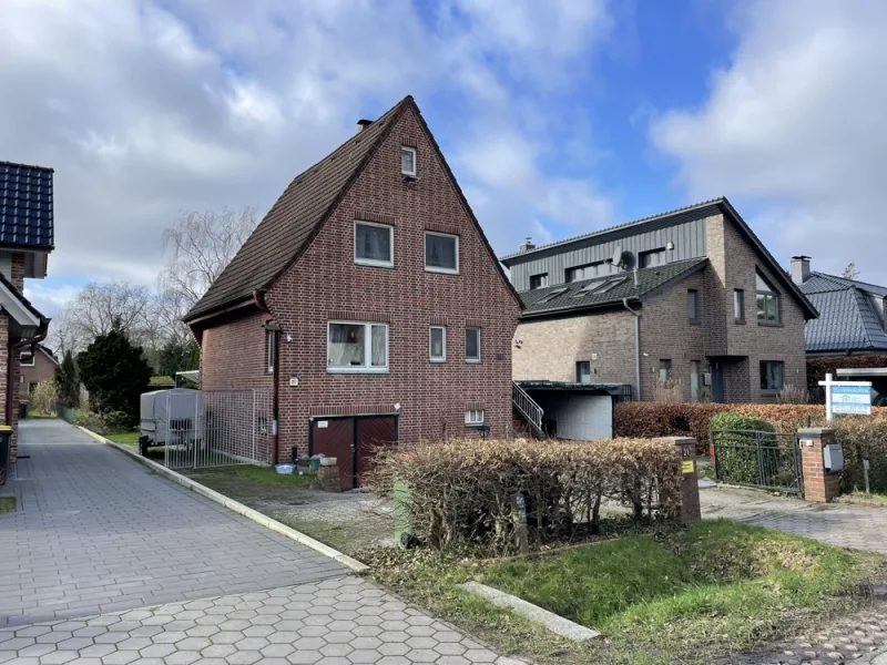 Straßenansicht - Haus kaufen in Hamburg / Farmsen-Berne - **Traumhaus für kreative Handwerker mit weiterem Bauplatz auf dem Hintergrundstück**