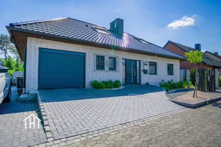 Außenansicht - Haus kaufen in Munster / Breloh - **Preisreduzierung**Geringe Nebenkosten und Pool - Der attraktive Bungalow !