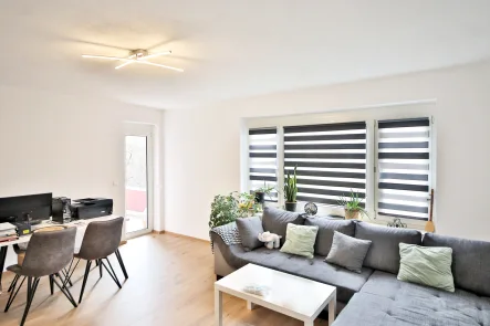 Wohnzimmer mit Zugang zum Balkon - Wohnung kaufen in Reutlingen - Modernes Wohnen für junge Familien oder Paare: Renovierte 3-Zimmer Wohnung zum Verlieben