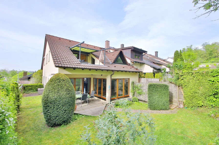 Idyllischer Garten - Haus kaufen in Stuttgart / Hofen - Idyllisches Zuhause in Stuttgart-Hofen mit zwei Wohneinheiten, Garten und Loggia!