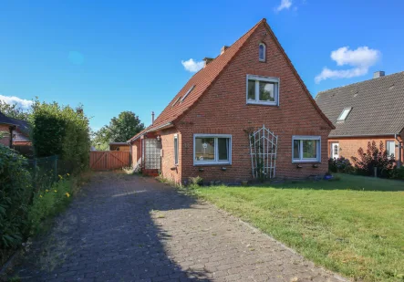 Zufahrt - Haus kaufen in Ostenfeld (Husum) - Klassisches Familien-Rotziegelhaus