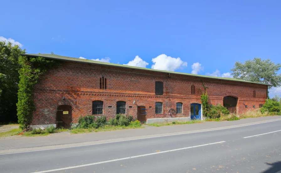Außenansicht - Halle/Lager/Produktion kaufen in Oersberg - Stallgebäude mit Freifläche, genehmigte 97 kWp PV Anlage